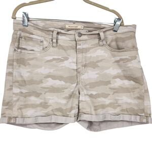 Levi’s Shorts – Beige Camo Print Denim with Five-Pocket Design